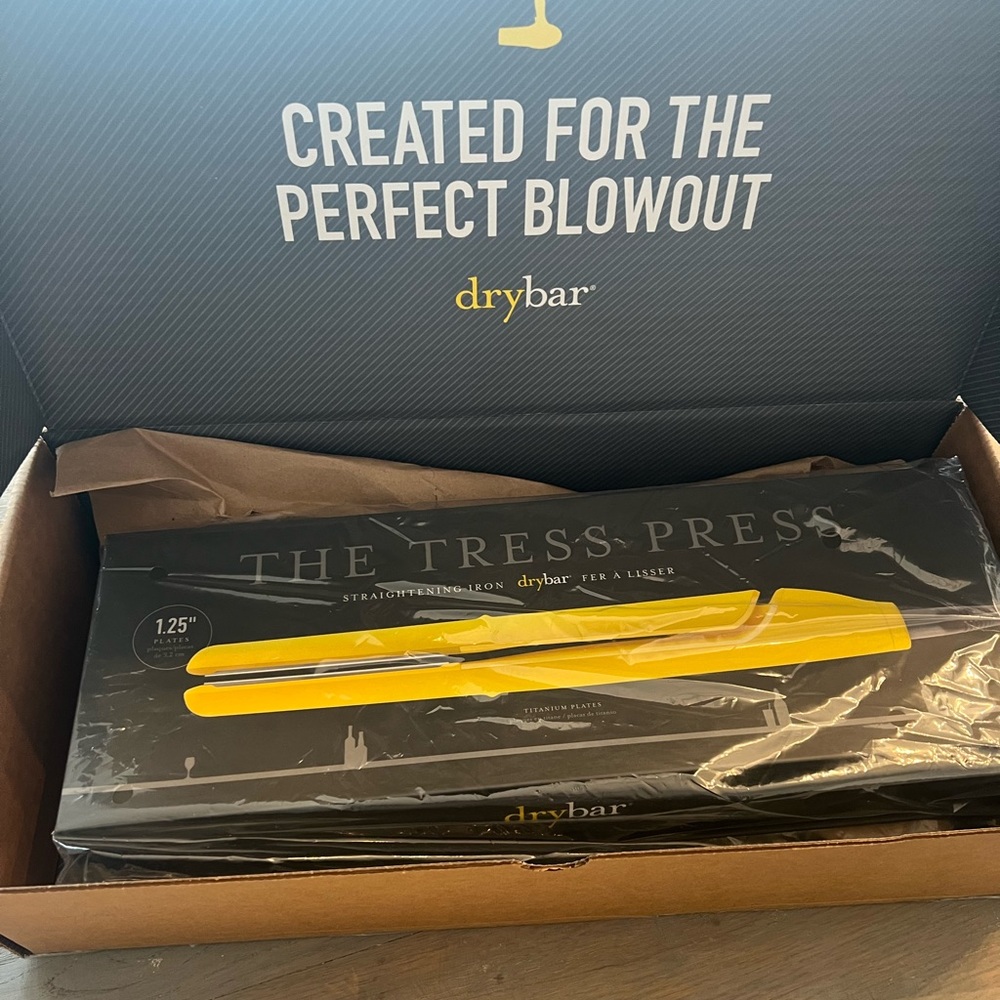 New in box Dry Bar 1.25” Tress Press